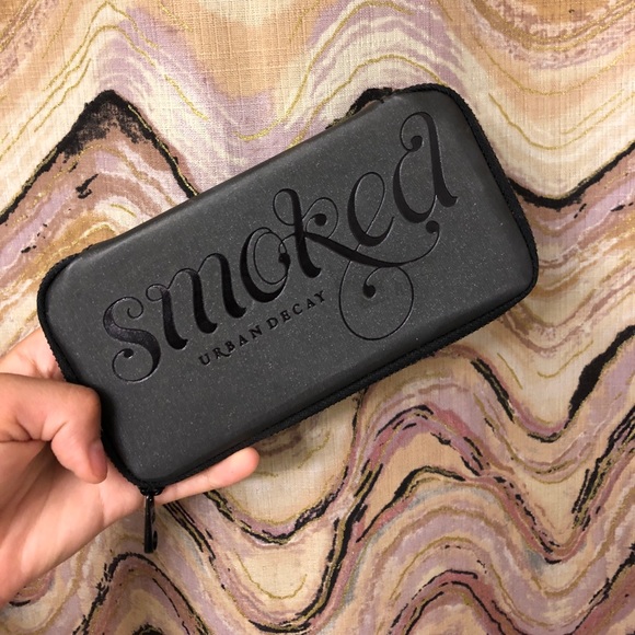 NEVER BEEN USED - URBAN DECAY EYESHADOW PALLET - Picture 1 of 3